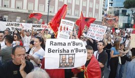 Video/ Nis protesta. Pjes&euml;marr&euml;sit k&euml;rkojn&euml; burg p&euml;r