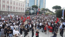 Shqip&euml;ria n&euml; Drudge Report: Amerika flet p&euml;r protestat