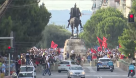 Me pankarta dhe flamuj, qytetar&euml;t n&euml; dit&euml;n e 7-t&euml; t&euml;