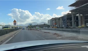 Kaos në Unazën e Madhe të Tiranës: Kamionit i hapet