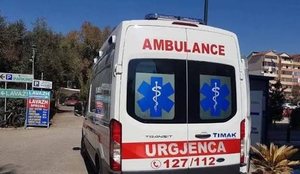 Plagosje me thikë te Komuna e Parisit, sherr mes stafit brenda lokalit!