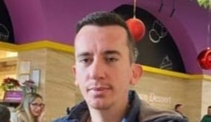 U godit me thikë nga kolegu, ky është kuzhinieri Indrit