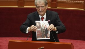 Opozita sherr me mazhorancën në Kuvend! Berisha bllokon foltoren