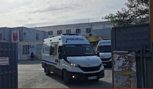 Veliaj lë qelinë dhe niset drejt Tiranës! Seanca në