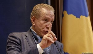 Behgjet Pacolli paraqitet në Prokurorinë e Tiranës