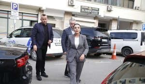 A do ta jepni dorëheqjen? Balluku asnjë koment para gazetarëve!