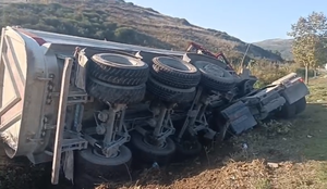 Aksident në Lushnje-Berat, mjeti i tonazhit të rëndë