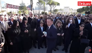 LIVE/ Nis përcjellja e trupit të Fatos Nanos!