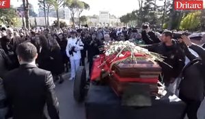 Nën tingujt e ‘I did it my Way’ dhe karafila të