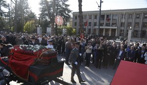 Kënga që shoqëroi lamtumirën e Fatos Nanos!