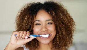 Pse larja e dhëmbëve dy herë në ditë nuk