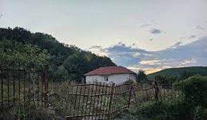 Fshatrat po boshatisen dhe tokat po mbeten batallë!