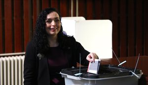 Vjosa Osmani u bën thirrje qytetarëve të votojnë: Demokracia