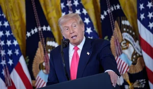 Trump sfidon kundërshtarët: Clinton, Hoffman, Summers dinë