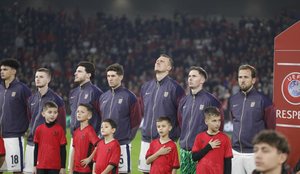 Pamje/ Ndeshja me Anglinë, këndohet himni kombëtar në