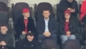 Ndeshja Shqipëri-Angli/ Altin Dumani në stadium bashkë me