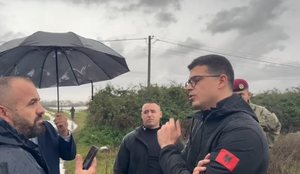 Përmbytjet në Thumanë/ Ministri Vëngu shkon pranë