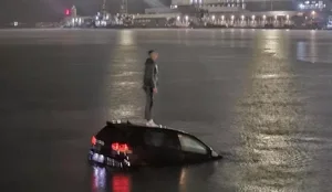 Makina bie në det në portin e Barit, shpëtohet drejtuesi shqiptar