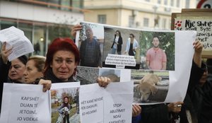 Protestë për kafshët në Tiranë: Mjaft i vratë!