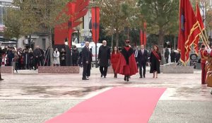 Ceremonia e ngritjes së flamurit në Vlorë, marrin pjesë