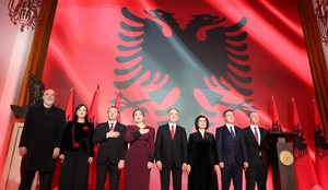 Rama ndan fotot nga mbrëmja tradicionale kuqezi për Ditën e