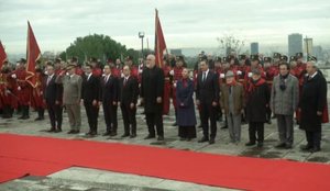 81-vjetori i Çlirimit/ Krerët e shtetit nderojnë