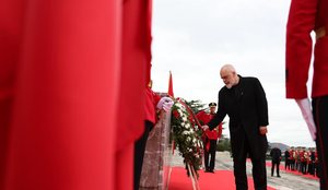 Rama te varrezat e Dëshmorëve, nderon kujtimin e të