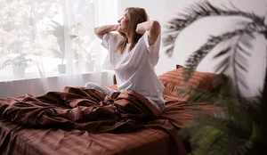 Pse zgjohemi më herët teksa plakemi? Shkencëtarët kanë