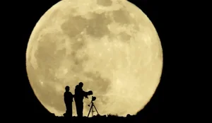 Superhëna e fundit e vitit 2025, fotografohet nga e gjithë bota!