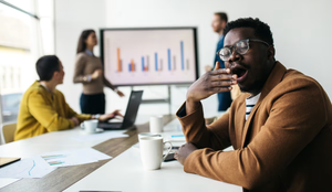 Të zë gjumi gjatë takimeve? Mëso disa hile nga