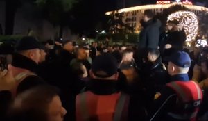 Adriatik Lapaj protestë para Kryeministrisë. Mbështetësit