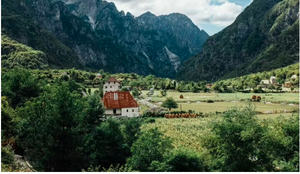 Express: Thethi, fshati i vogël shqiptar që duket si Zvicra, por