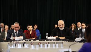 Edi Rama: Do t&euml; dekriminalizojm&euml; shpifjen p&euml;r gazetar&euml;t