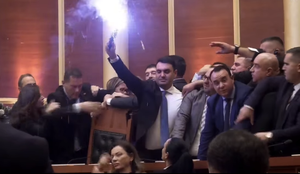 LIVE/ K&euml;lli&ccedil;i ndez flakadan n&euml; sall&euml;! Demokrat&euml;t