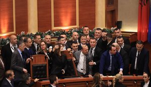 Opozita nuk l&euml;shon karriget e ministrave, demokrat&euml;t ndezin