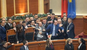 Tensionet n&euml; Kuvend, PS k&euml;rkon p&euml;rjashtimin e 30 deputet&euml;ve