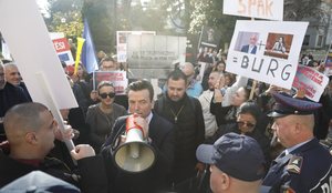 Bra&ccedil;e: Protesta e frikshme e Gones, 90 vet&euml; 2 g&euml;rneta dhe pema