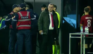 Kaos n&euml; stadiumin e Flamurtarit, tifoz&euml;t futen n&euml; fush&euml; dhe