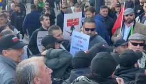 Protesta e &lsquo;Shqip&euml;ria B&euml;het&rsquo; para kryeministris&euml;,