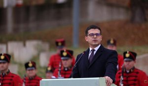 Fake news/ Pirro Vengu u akuzua se ka marr&euml; djalin e tezes