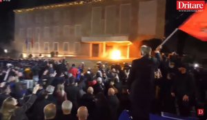 Live/ Plas n&euml; protest&euml;. Bomba molotov kund&euml;r Kryeministris&euml;