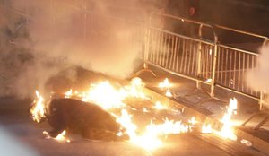 Foto/ E frikshme! Momenti kur merr flak&euml; protestuesi