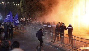 Protesta e PD/ 4 n&euml; pranga! Nis hetimi p&euml;r 7 t&euml; tjer&euml;