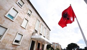 E premtja dit&euml; pushimi p&euml;r administrat&euml;n publike