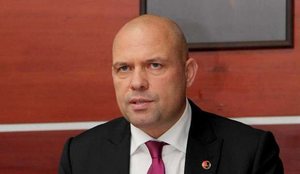 Ironia e Manjanit: Rezuluta kopile q&euml; do rr&euml;zoj&euml; Ram&euml;n