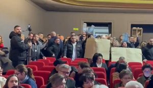 VIDEO/ Protesta n&euml; Vlor&euml; p&euml;r munges&euml;n e ujit, qytetar&euml;t