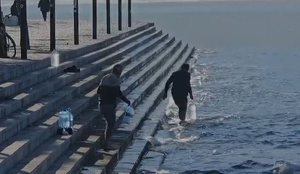 Vlora pa uj&euml;, qytetar&euml;t mbushin bidonat n&euml; det