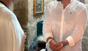 Ema Andrea flet pas humbjes s&euml; v&euml;llait: Fal&euml;nderoji njer&euml;zit