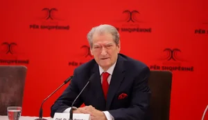 Berisha thirrje qytetar&euml;ve: Kudo q&euml; shihni ministra, i gjuani me