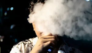 Singapor/ 10 mij&euml; dollar&euml; gjob&euml; kush pi cigare elektronike